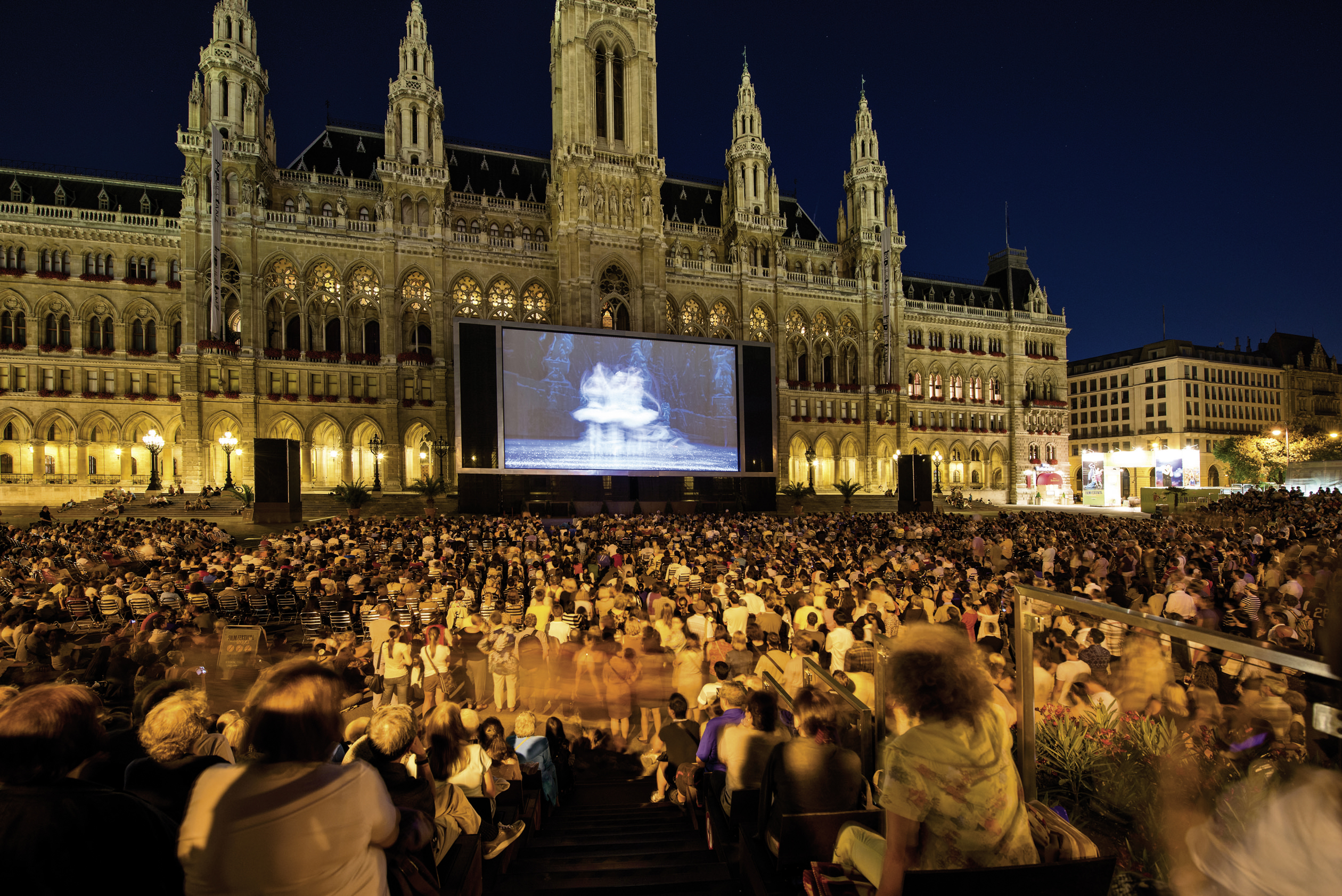 Open Air Kino in Wien vor dem Rathaus mit hunderten Zusehern © WienTourismus/Christian Stemper